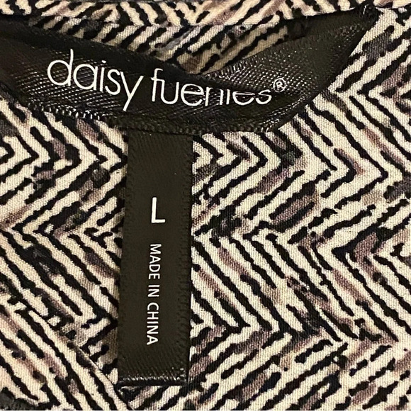 Daisy Fuentes Size L Boho Long Sleeve Pleated Back Button Down Black White - Picture 6 of 10